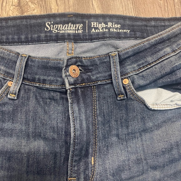 Size 30 signature Levi’s jeans - Picture 3 of 4